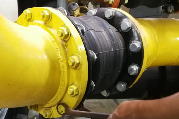 Rubber expansion joint flanged pipe coupling